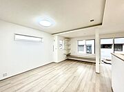 明るい陽光が注ぎ、寛ぎの雰囲気に満たされるダイニング。 