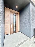 住まいの顔を演出する、玄関ドア。 