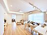 室内：大きな窓からたっぷりの陽光と風を感じられるダイニング  