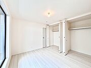 バルコニーが開放感をプラスしてくれる洋室