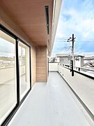 暖かな陽光が降り注ぐバルコニーはお洗濯におすすめ。爽やかな風も心地よいです。 