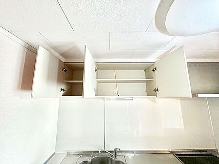 カップボードも標準装備 広々スペースでお料理しやすいキッチンです