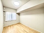 窓からのやさしい光が心地よいプライベートルーム