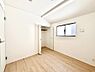 子供部屋：お子さまのお部屋としても！衣類の整理整頓に便利なクローゼット付きの洋室。