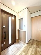 明るい玄関はお客様をお出迎えするのにぴったりです！ 