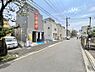 外観：前面道路はきちんと整備されています  