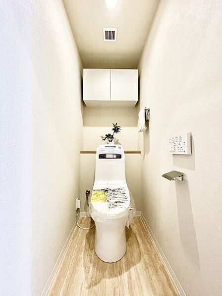 明るく清潔感のあるトイレです。