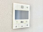 訪問者が一目でわかる安心のＴＶモニター付きインターホン。   