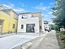 外観：前面道路はきちんと整備されています  