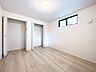 子供部屋：お子さまのお部屋としても！衣類の整理整頓に便利なクローゼット付きの洋室。