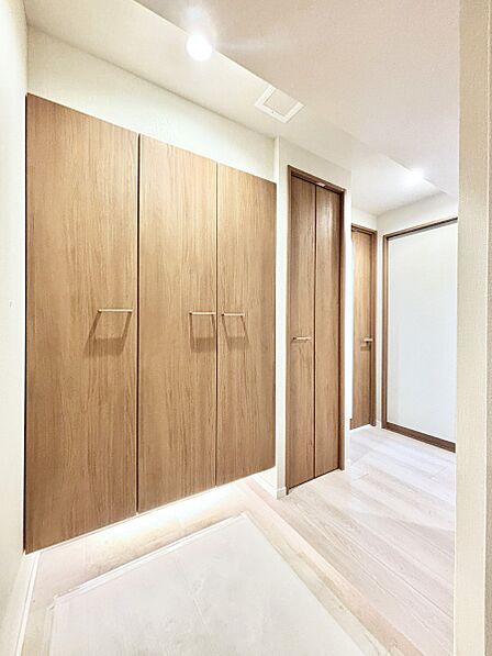 玄関には収納もたっぷりあるのでスッキリした衛生的な空間を保てそう