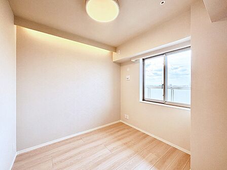 窓からのやさしい光が心地よいプライベートルーム