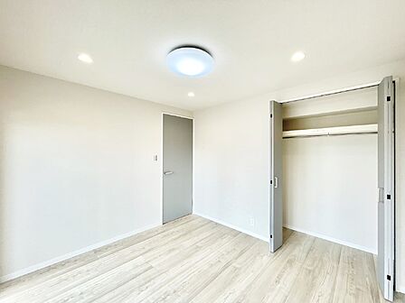 お子さまのお部屋としても！衣類の整理整頓に便利なクローゼット付きの洋室。