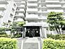 エントランス：外観 綺麗なエントランスは、居住者を優しく迎えいれてくれます  