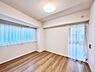 寝室：2面採光の洋室。窓から入り込む陽光がお部屋全体を優しく包み込みます！