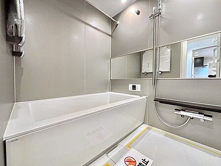 一日の疲れを癒してくれる明るい清潔感のあるバスルーム