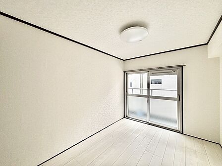 窓からのやさしい光が心地よいプライベートルーム
