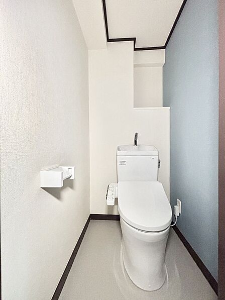 明るく清潔感のあるトイレです。