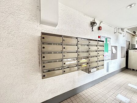 ポストはエントランス内にあるので雨に濡れず郵便が受け取れますね!