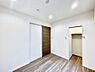 寝室：ウォークインクローゼットの活用で生活空間を広々お使いいただけます  