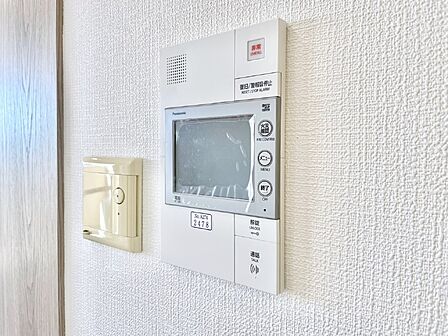 訪問者が一目でわかる安心のTVモニター付きインターホン。