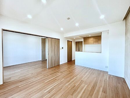 隣接の洋室を開放すればさらに広々空間に