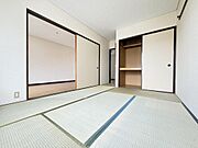 ６.5帖の和室。こちらも日当たり良好です。