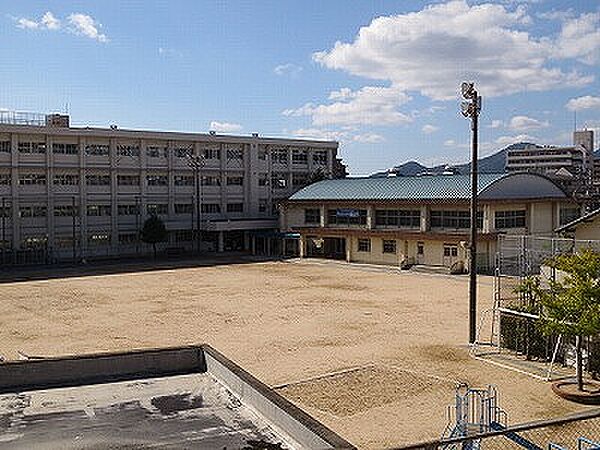 画像16:広島市立中筋小学校（899m）