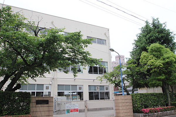 画像21:小学校「広島市立神崎小学校まで683ｍ」