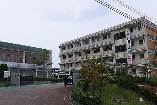 画像18:高校・高専「広島市立広島商業高校まで1901ｍ」