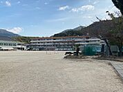 小学校「呉市立昭和中央小学校まで789ｍ」