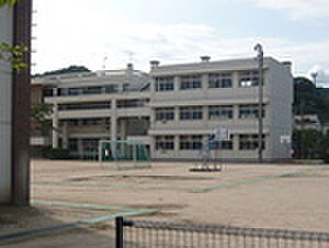画像18:小学校「広島市立中山小学校まで1300ｍ」