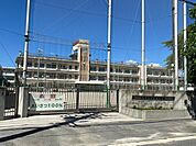 小学校「広島市立山本小学校まで704ｍ」