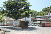 小学校「廿日市市立佐方小学校まで730ｍ」