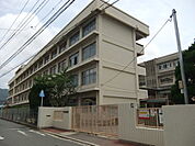 中学校「広島市立祇園東中学校まで1677ｍ」