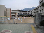 中学校「廿日市市立大野東中学校まで1557ｍ」