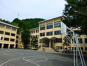 中学校「私立広島学院中学校まで1464ｍ」