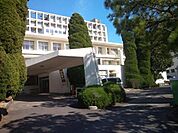 病院「塩田病院まで1607ｍ」
