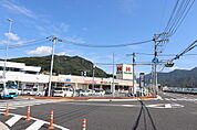 スーパー「ハローズ海田市駅前店まで633ｍ」