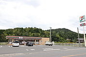 コンビニ「セブンイレブン熊野町萩原8丁目店まで370ｍ」