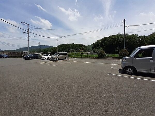 画像15:駐車場