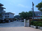 小学校「廿日市市立阿品台西小学校まで2013ｍ」
