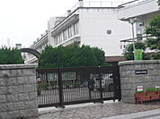 中学校「広島市立二葉中学校まで867ｍ」