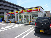 コンビニ「デイリーヤマザキ広島戸坂中町店まで682ｍ」