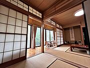 【1階和室】床の間付きの情緒漂う和室。収納もしっかりついているので、おもてなしにも便利 2部屋続き間にでき広々としたお使いいただけます