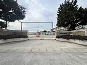 矢作北小学校 矢作北小学校の正門の全景です（1100m）