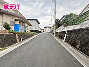 前面道路は公道で、車のすれ違いもラクラクな広々6mの幅があります