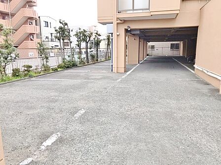 大切なお車を雨風から守ってくれるインナーガレージ。直接邸内に出入りができ、雨の日のお出かけにも便利です。