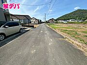 前面道路はゆとりの6ｍ!車通りが少なく、駐車が苦手な方でも安心の道路幅です 