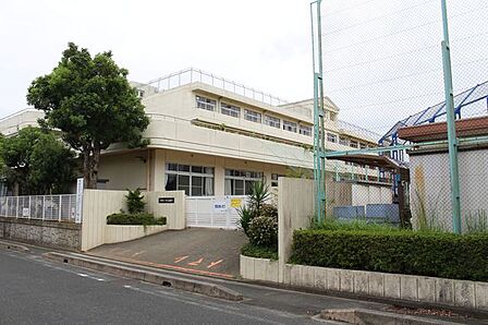 羽根井小学校(580m)